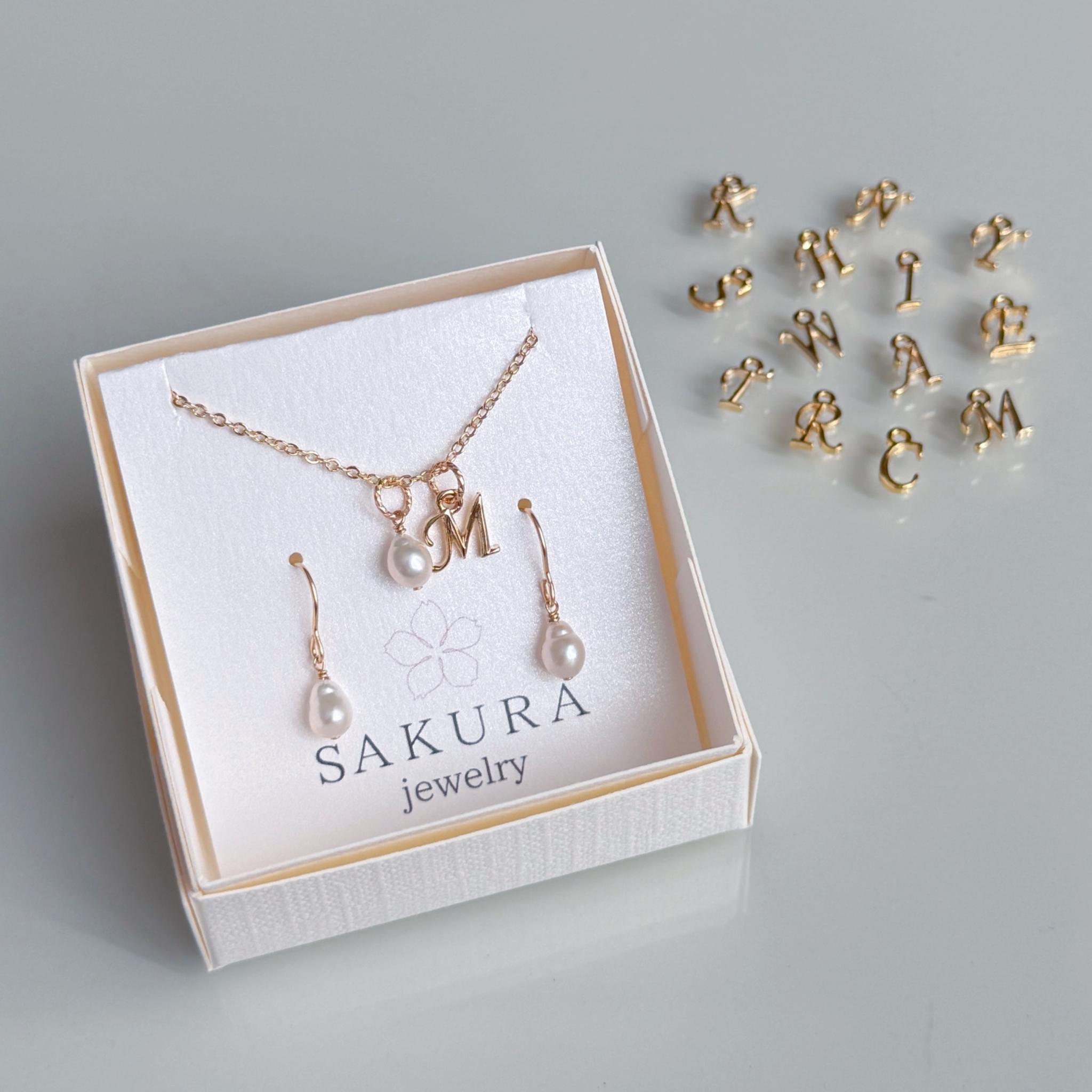 【選べるイニシャル】淡水パール 3way プチ ネックレス ピアス イヤリング セット 早割 クリスマス ギフト 誕生日1枚目の画像