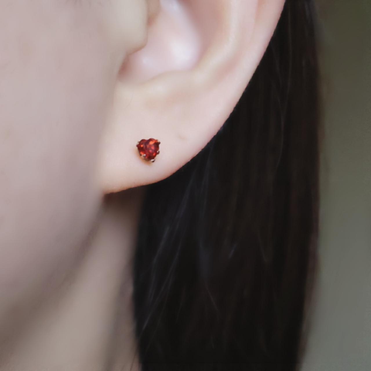 《1月誕生石》秋色 ガーネット 大人 ハート スタッドピアス 金属アレルギー プレゼント 誕生日 ギフト 14kgf | 2枚目