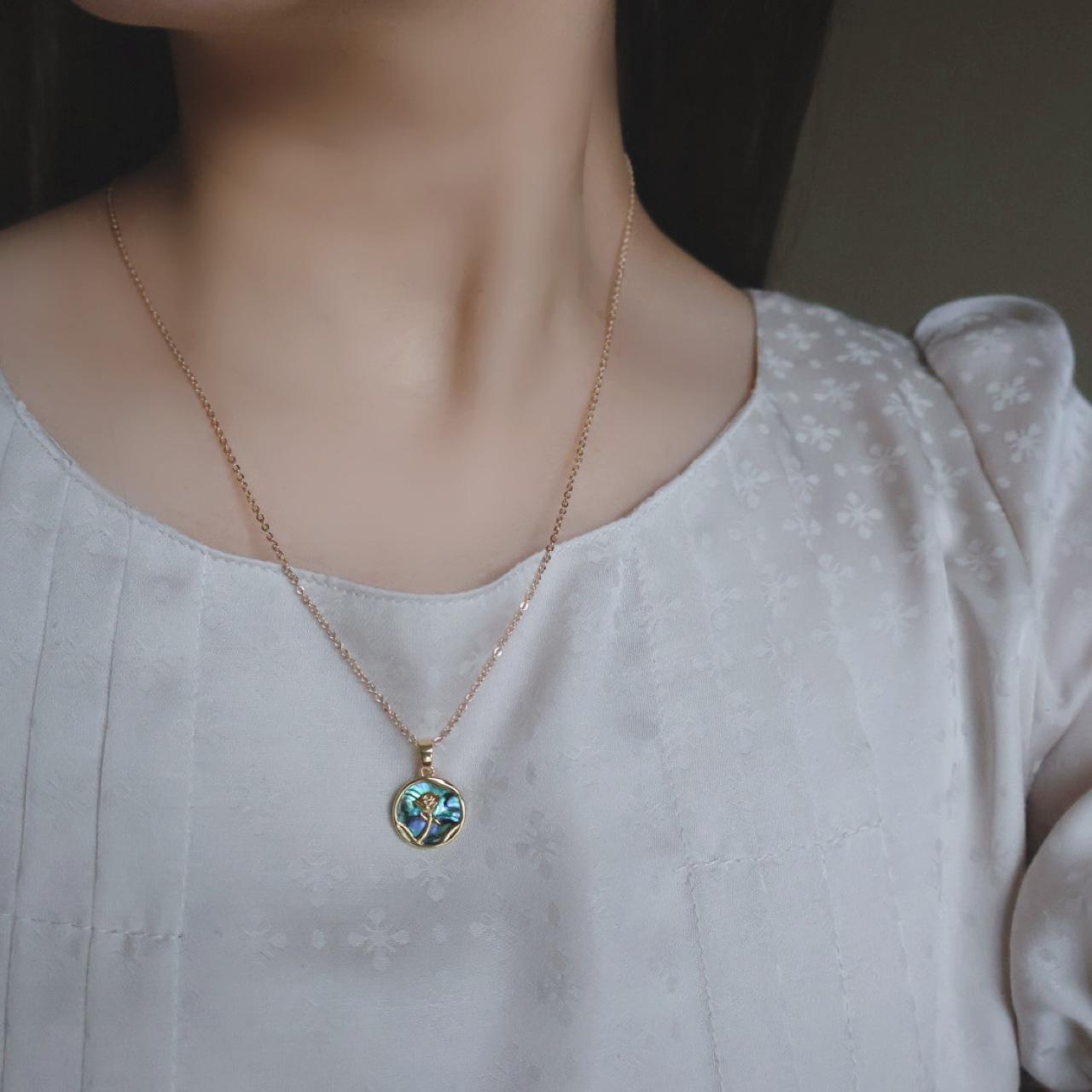 【選べるカラー】アバロンシェル ホワイトシェル 大人 上品 薔薇モチーフ ネックレス  誕生日 クリスマス プレゼント | 2枚目