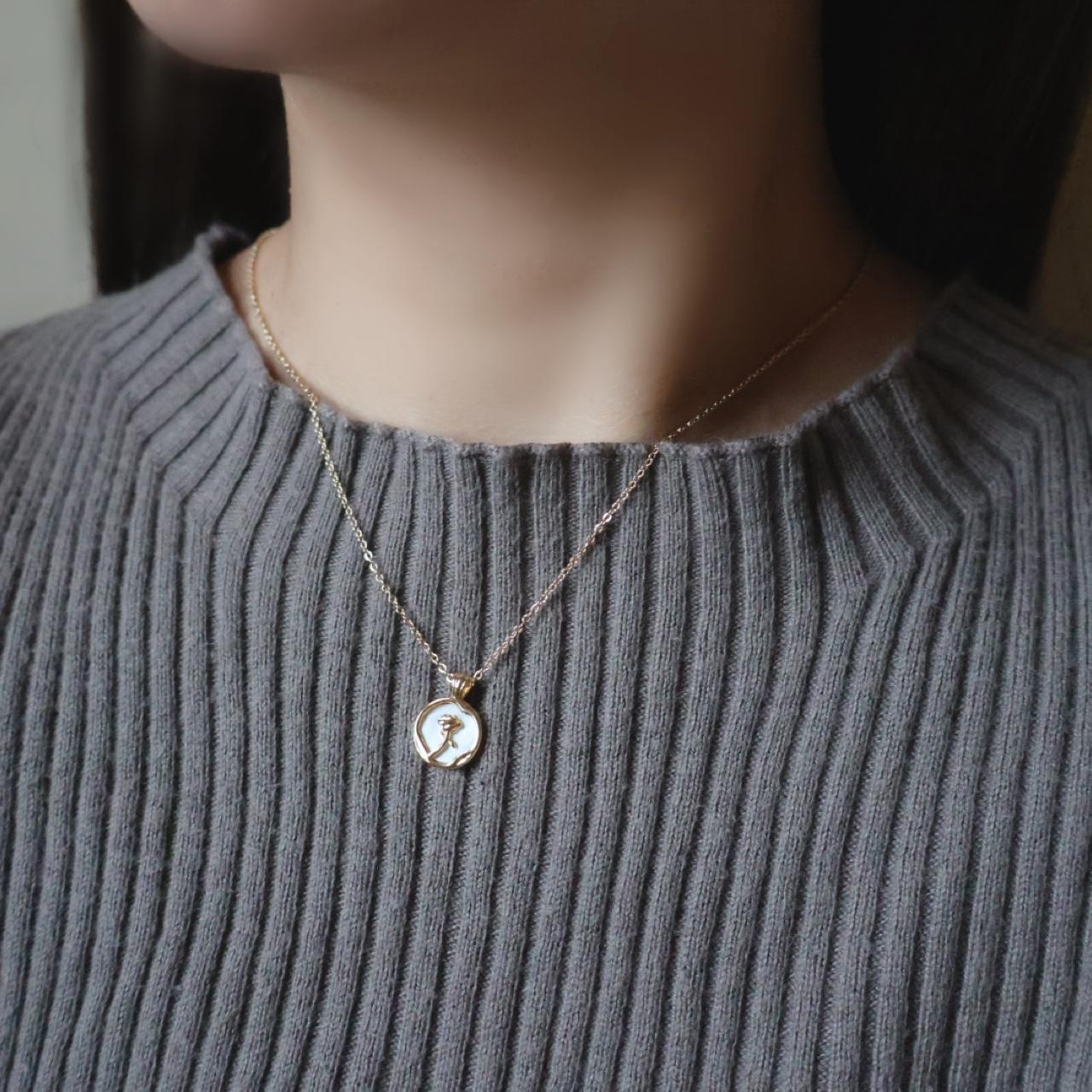 【選べるカラー】アバロンシェル ホワイトシェル 大人 上品 薔薇モチーフ ネックレス  誕生日 クリスマス プレゼント | 3枚目